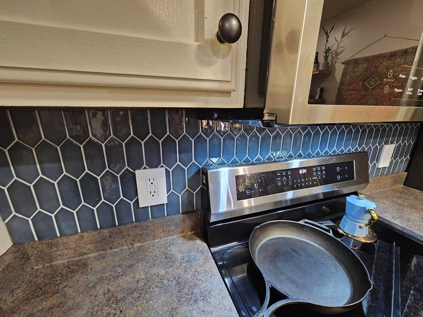 Picket mosaic kitchen backsplash in navy